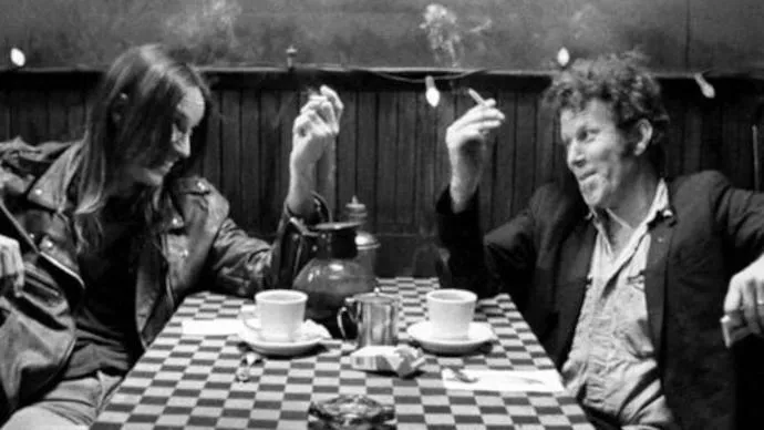 When Two Legends Collide: Inside Tom Waits and Iggy Pop’s Extraordinary Radio Encounter