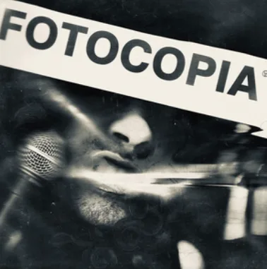 imagen del musico fotocopia con un micro pegado a un cristal
